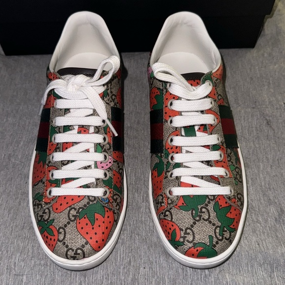 GUCCI Signature Strawberry 🍓 lace ups (34.5 Medium/US Size 5). - Picture 5 of 8